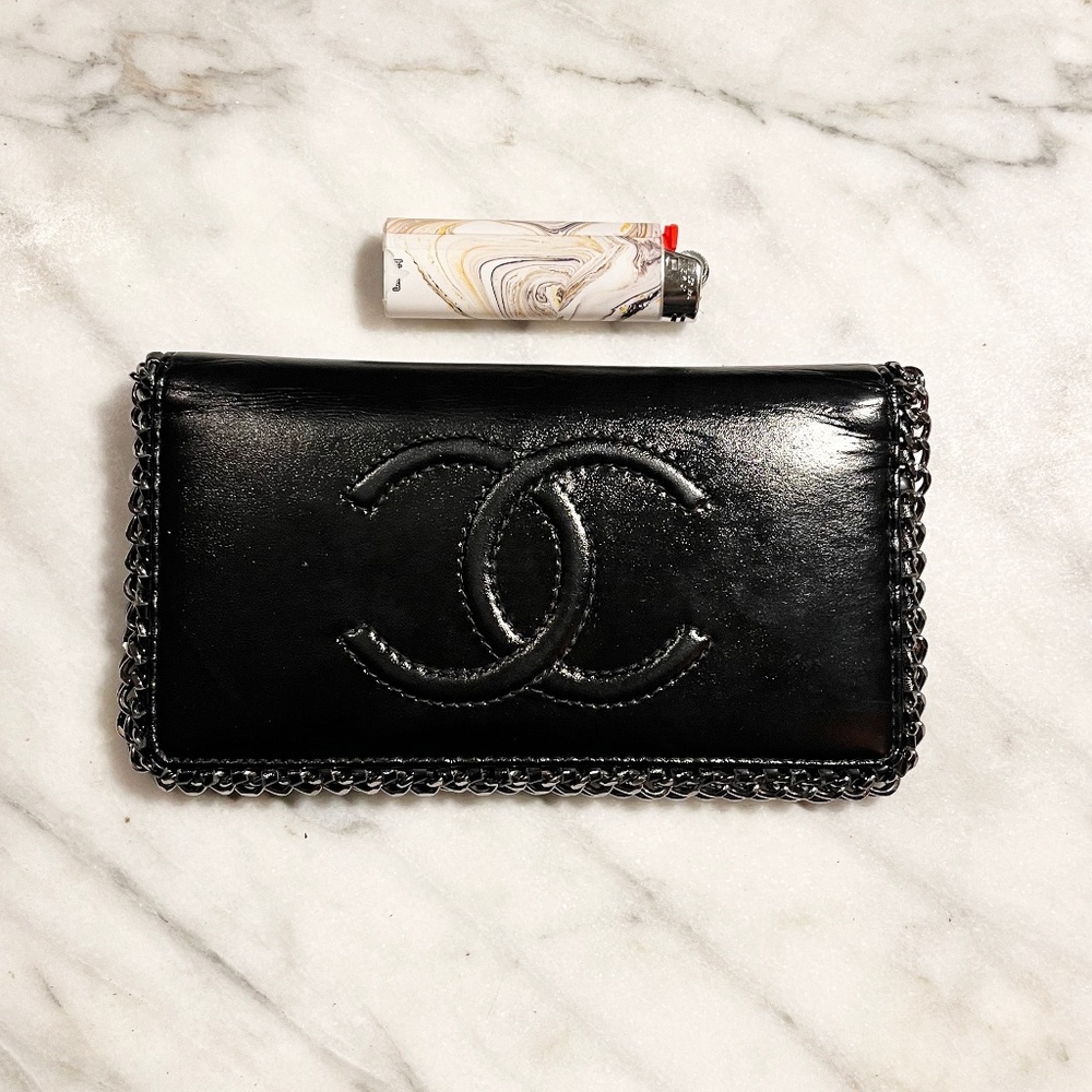 ~ HARD TO FIND LAMBSKIN CHANEL CLUTCH/WALLET WITH SILVER CHAIN ~